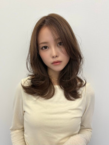 ミディアムレイヤーカット/インナーカラー/イヤリングカラー