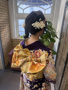 紫×金の上品振袖。トレンドの編みおろしヘアと創作帯結び