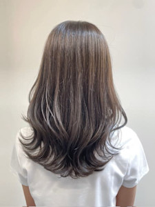 レイヤーカット×オリーブブラウン