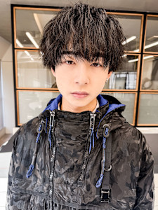 暗髪ツイスパ×ニュアンスパーマでこなれ感◎メンズカット