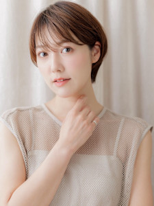 ウォームブラウン大人美人耳掛け小顔丸みショート30代40代