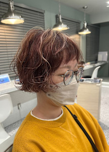 くせ毛をいかしたハイライトミニボブ