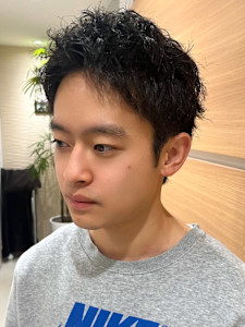 ツーブロック アップバング ツイスパ 20代 黒髪ショート