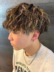 ツイストパーマ マッシュショート ツーブロック ハイライト