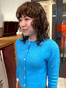 ブラウンカラー 顔周りカット ニュアンスパーマ 20代