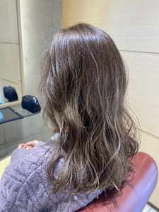 透明感のあるグレージュカラー