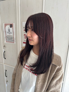 ローレイヤーとボルドーカラーで艶髪に。