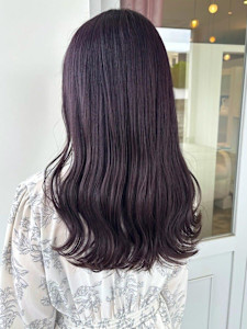 ラベンダーグレージュ 暗髪ヘア ゆる巻きロングヘア 髪質改善