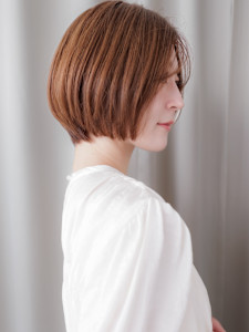 脱白髪染めオレンジベージュかきあげショートボブ30代40代