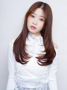 ロングレイヤー ベージュ センターパート 髪質改善カラー