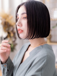 黒髪艶カラーシンメトリー切りっぱなしボブ　ダークグレー