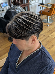 センターパート×ハイライトカラー