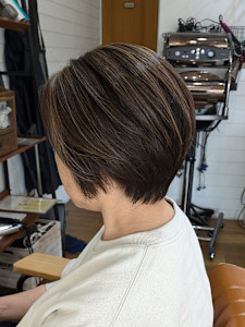 ショートカット×白髪ぼかしハイライト