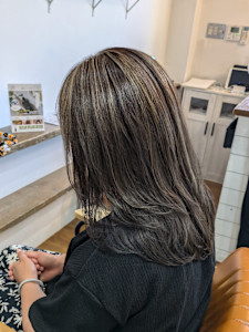 レイヤーカット×白髪ぼかしハイライト