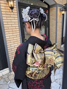 黒×金で魅せる。豪華絢爛な帯結びで後ろ姿まで美しく