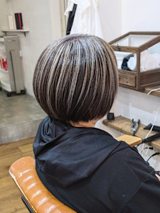 ボブ×白髪ぼかしハイライト