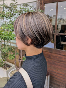 ショートカット+白髪ぼかしハイライト
