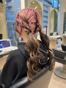 編み込みヘアアレンジ/ハイトーンカラー