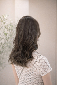 透明感オリーブ×極細ハイライトミディ