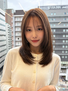 ミディアムレイヤーカット/インナーカラー/イヤリングカラー