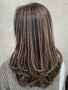 銀座白髪ぼかしハイライトバレイヤージュブリーチグレージュ白髪