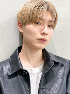 金髪マッシュセンターパート王子様ヘア