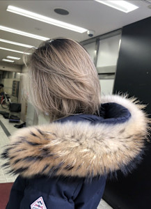 グレーベージュ