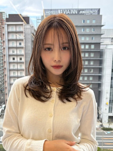 ミディアムレイヤーカット/インナーカラー/イヤリングカラー