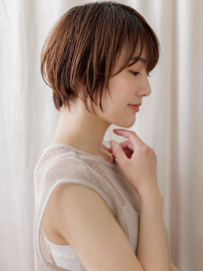 ウォームブラウン大人美人耳掛け小顔丸みショート30代40代
