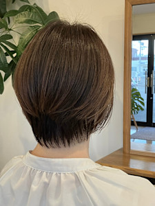 ショートボブ。えりあしに若干の生えグセがある方にもオススメ。