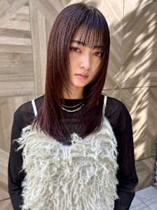 顔まわりレイヤー　ストレートスタイル　レッドブラウン