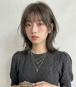 暗髪グレージュの透け感ウルフカット×顔周りレイヤー