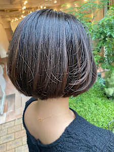 ぷつっとラインの艶ボブ