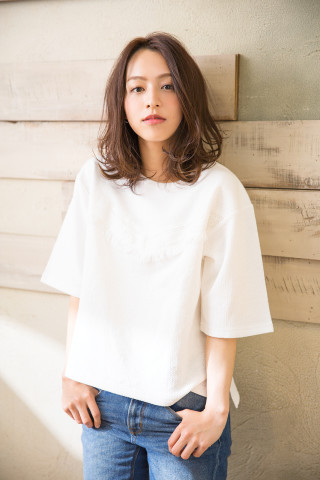 毛先のふんわりカールが可愛いミディアムボブヘア