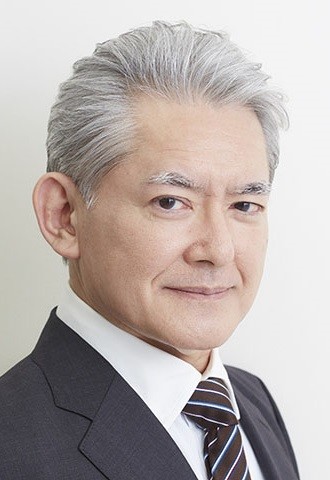 ダンディズムを薫らせるオールバック風スタイル