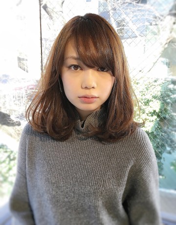 ちょっとドレッシーな大人のミディアムヘア