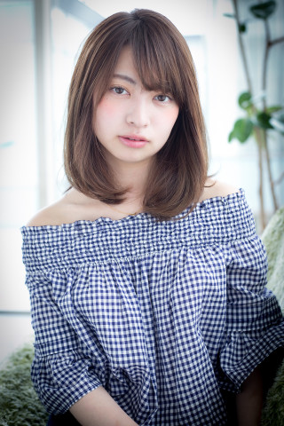 毛先のふんわりカールが可愛いミディアムボブヘア