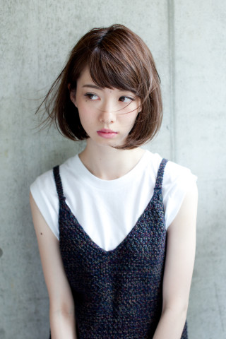 ウェットな質感が大人らしさを引き出すショートヘア