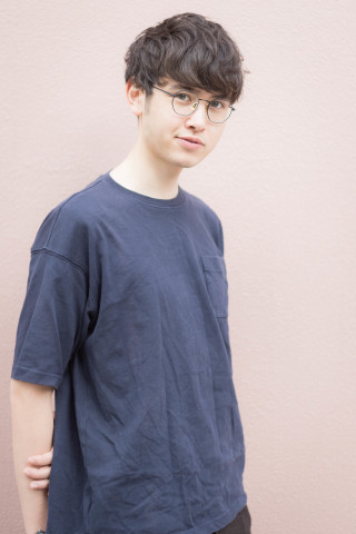 メガネが似合う知的マッシュヘア