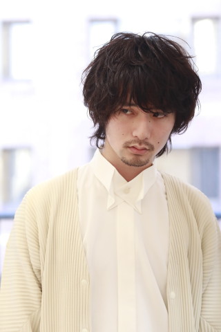 飾らない魅力を引き出すメンズミディアムヘア