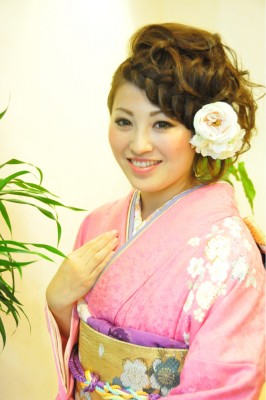 振り袖に合わせた華やかなサイドアップ★