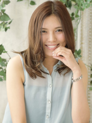 iラインのラフストレート内巻きで大人のモード顔にシフト