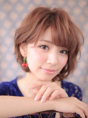 前髪と顔まわりでみせる丸顔でも絶対小顔ショート
