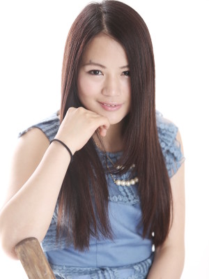 髪をかきあげるときの仕草まで計算されたセクシーロング