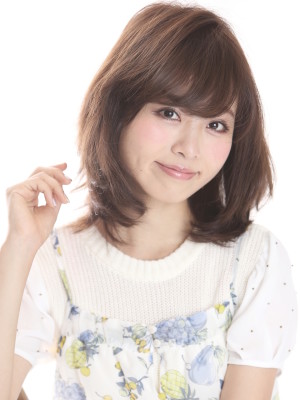 ショコラカラーでツヤ感アップ、上品な女らしさをゆる巻きで