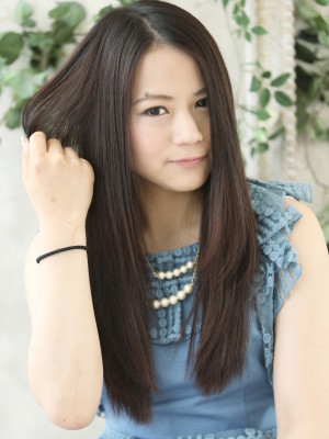 髪をかきあげるときの仕草まで計算されたセクシーロング