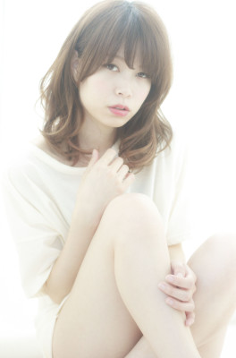 フェミニンベージュの大人な小顔ミディ