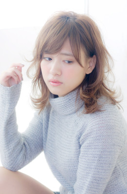 タートルネックに合わせやすいフェミニンロブ【N