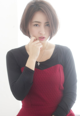 上品なサイドパートの大人ボブ