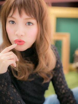 短めバングが新鮮！ラフウェーブｃ
